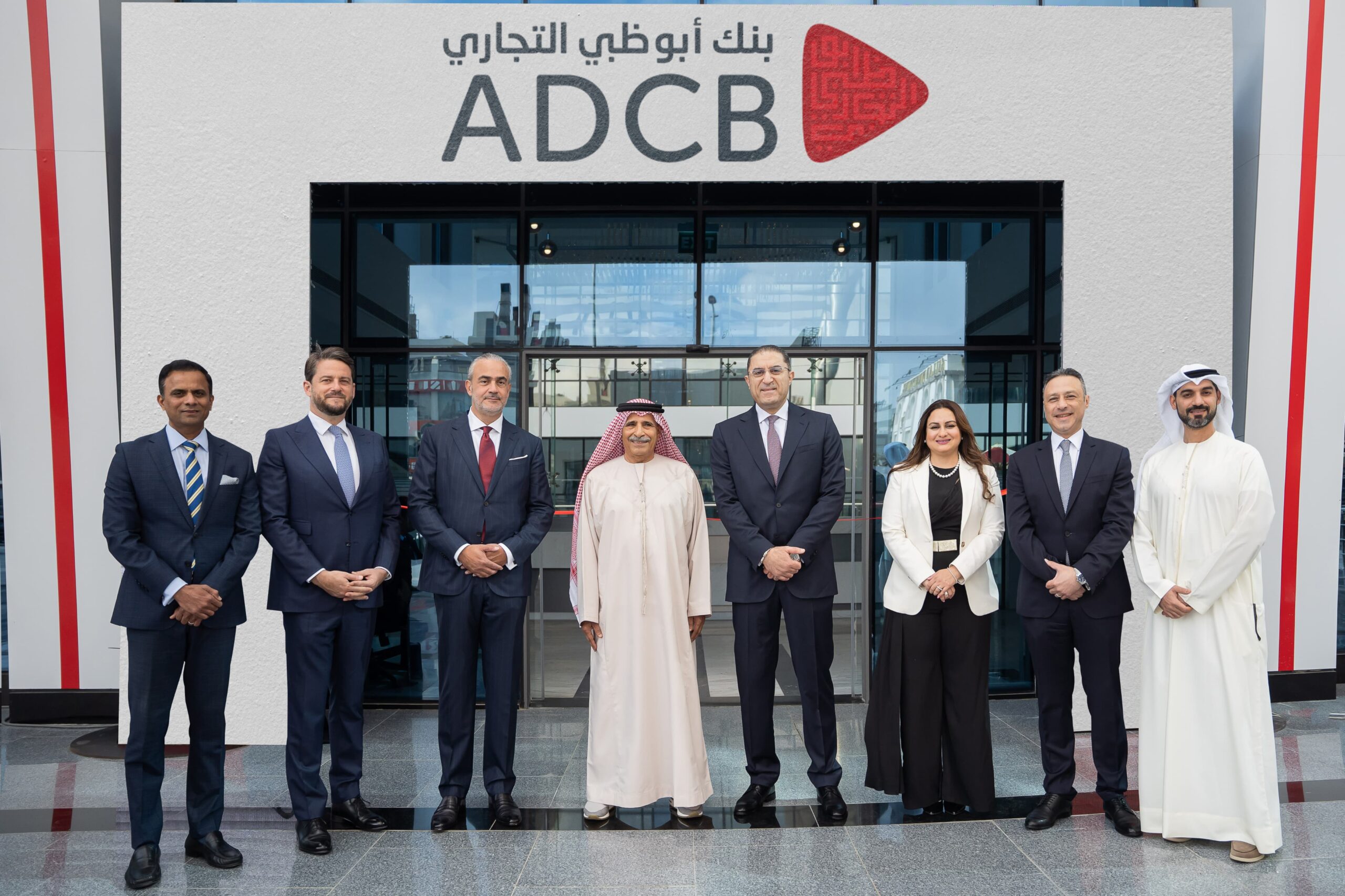 ADCB | في خطوة استراتيجية جديدة افتتاح المقر الرئيسي لبنك أبوظبي التجاري مصر بالقاهرة الجديدة المقر يضم مركزاً للابتكار الرقمي ضمن خطة البنك لدفع التحول الرقمي المقر تم تنفيذه طبقا للمواصفات العالمية للمباني صديقة البيئة احتفل بنك أبوظبي التجاري مصر بافتتاح مقره الرئيسي الجديد الكائن بالقاهرة الجديدة، وذلك في حضور قيادات البنك وعلى رأسهم السيد علاء عريقات